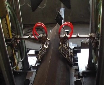 Mesin Pengelompokan Pemanasan CNC untuk Sudut &amp; Lempeng Model HQ200?? 600