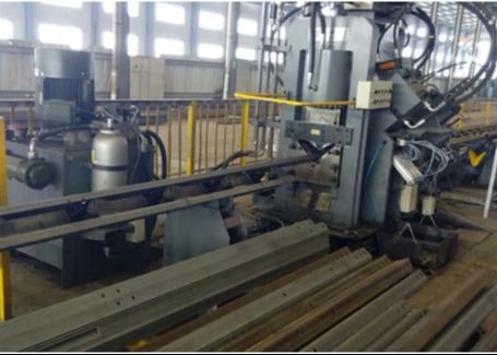 Mesin Pemotong Penanda Pengeboran Hidraulik CNC Otomatis Kecepatan Tinggi 3 Sumbu CNC Pelat Penghubung Baja Pengeboran Sudut untuk Komunikasi