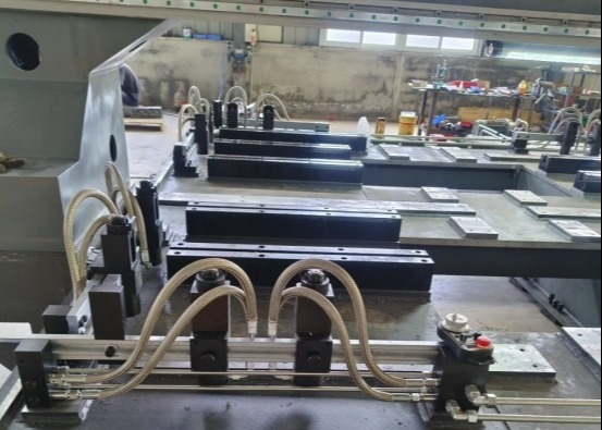 Mesin Pengeboran Pelat CNC Otomatis Gaya Penjepitan 7.5KN Lebar T-Slot 28mm Daya Pendingin 0.45KW
