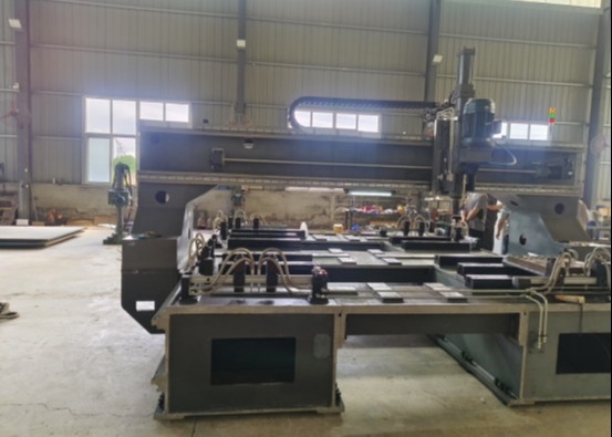 Mesin Pengeboran Pelat CNC Otomatis Gaya Penjepitan 7.5KN Lebar T-Slot 28mm Daya Pendingin 0.45KW