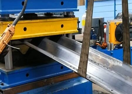 2.5 ~ 7mm Ketebalan bahan baku Piring corrugation Roller Forming Line Untuk Hot Rolled Steel