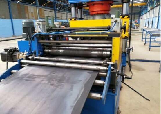 2.5 ~ 7mm Ketebalan bahan baku Piring corrugation Roller Forming Line Untuk Hot Rolled Steel