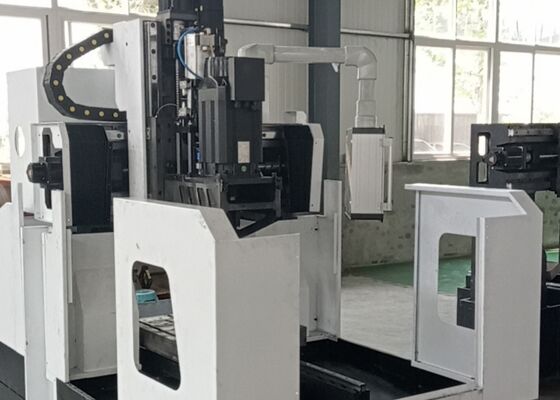 Mesin Bor dan Milling Pelat Gantry CNC Penggunaan Industri dengan Konveyor Chip
