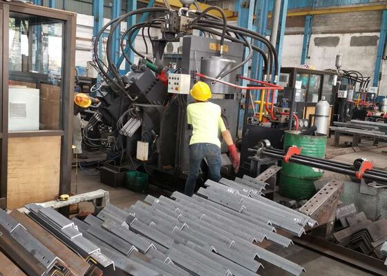Garis Mesin Pemotong Punching Sudut Cnc 32x7x3m Kekuatan Penandaan 1000/1200KN