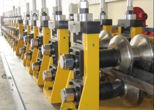 Digunakan untuk Hot Rolled Steel Corrugated Roll Forming Machine Dengan Decoiling Leveling Function