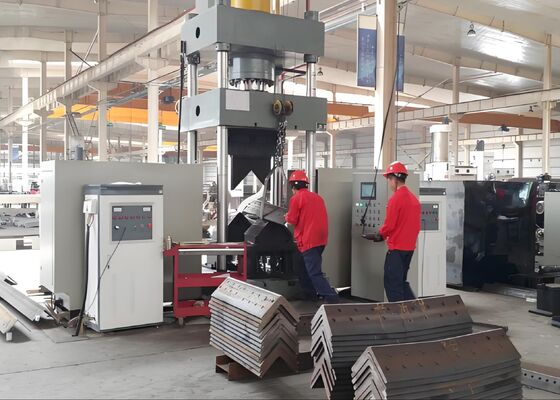 Mesin Bending Pemanas CNC Sudut Tangki Oli 3150KN Digunakan di Industri Menara Besi